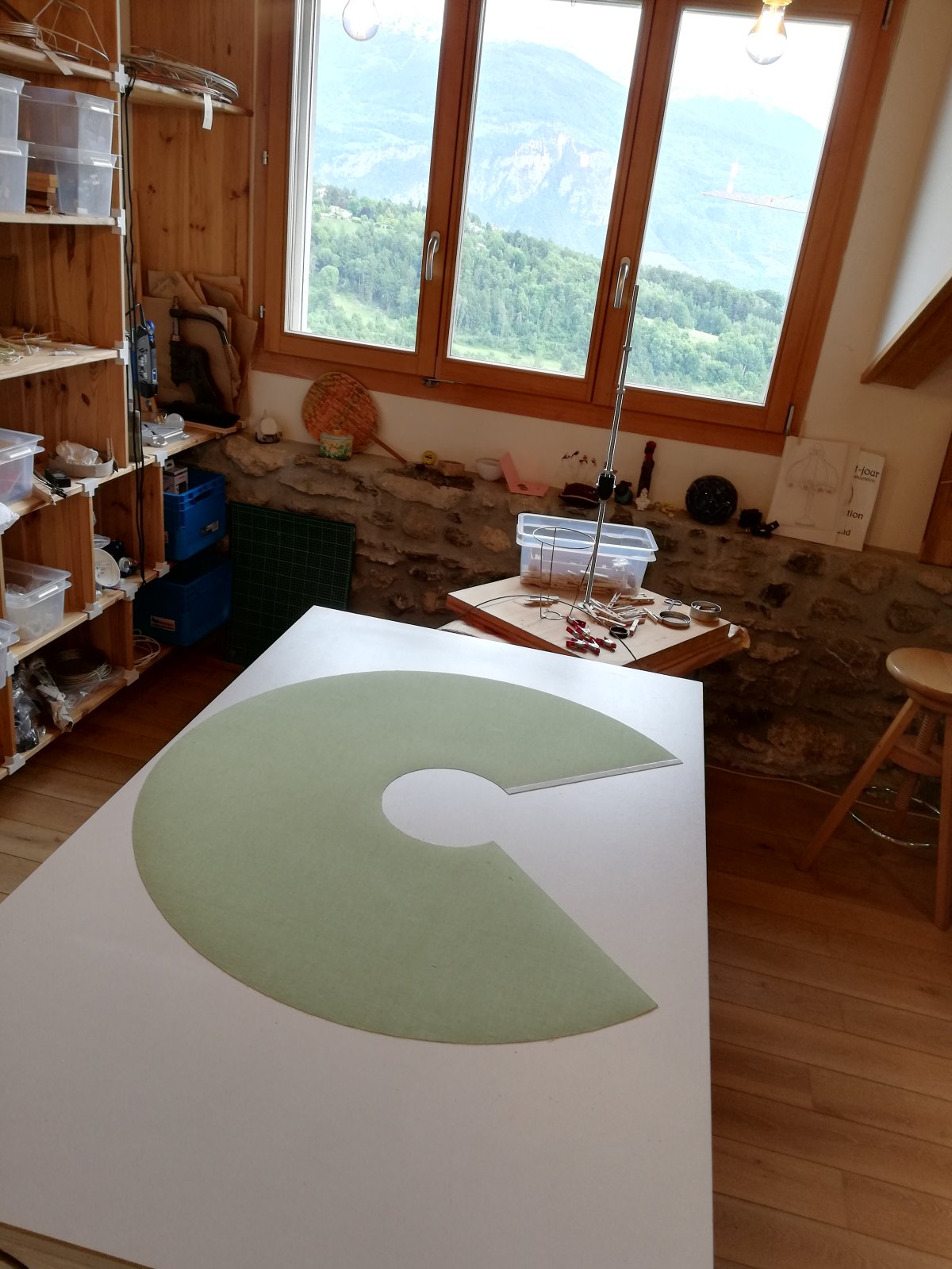 Polyphane découpé sur la base du patron avec marquage des trous de laçage et préparation du rabat