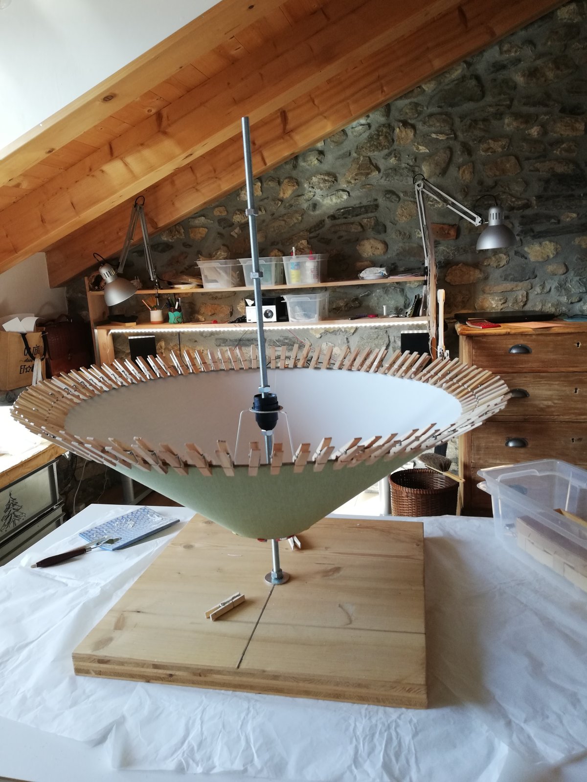 Montage de l'abat-jour sur ses cercles avec rapponse du rabat